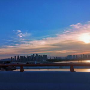 巨大乳房挤奶护士
